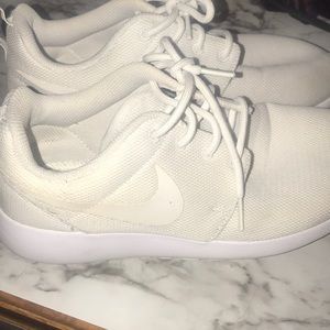 White Nike Roshe
